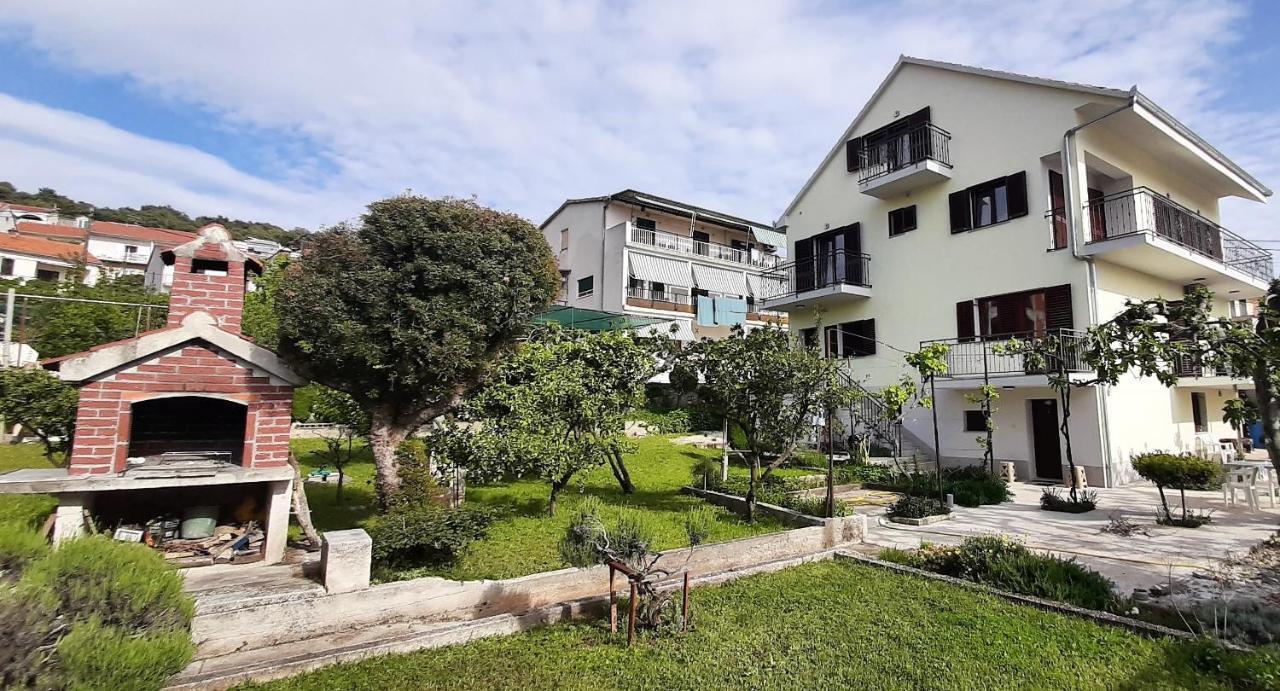 Apartments Figos Трогир Экстерьер фото